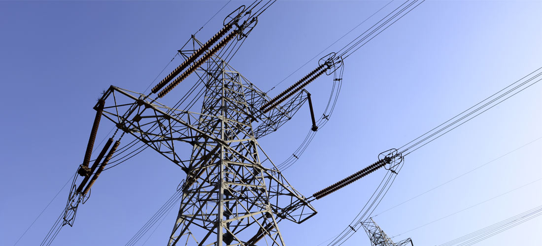 Torre de alta tensión que transporta energía verde